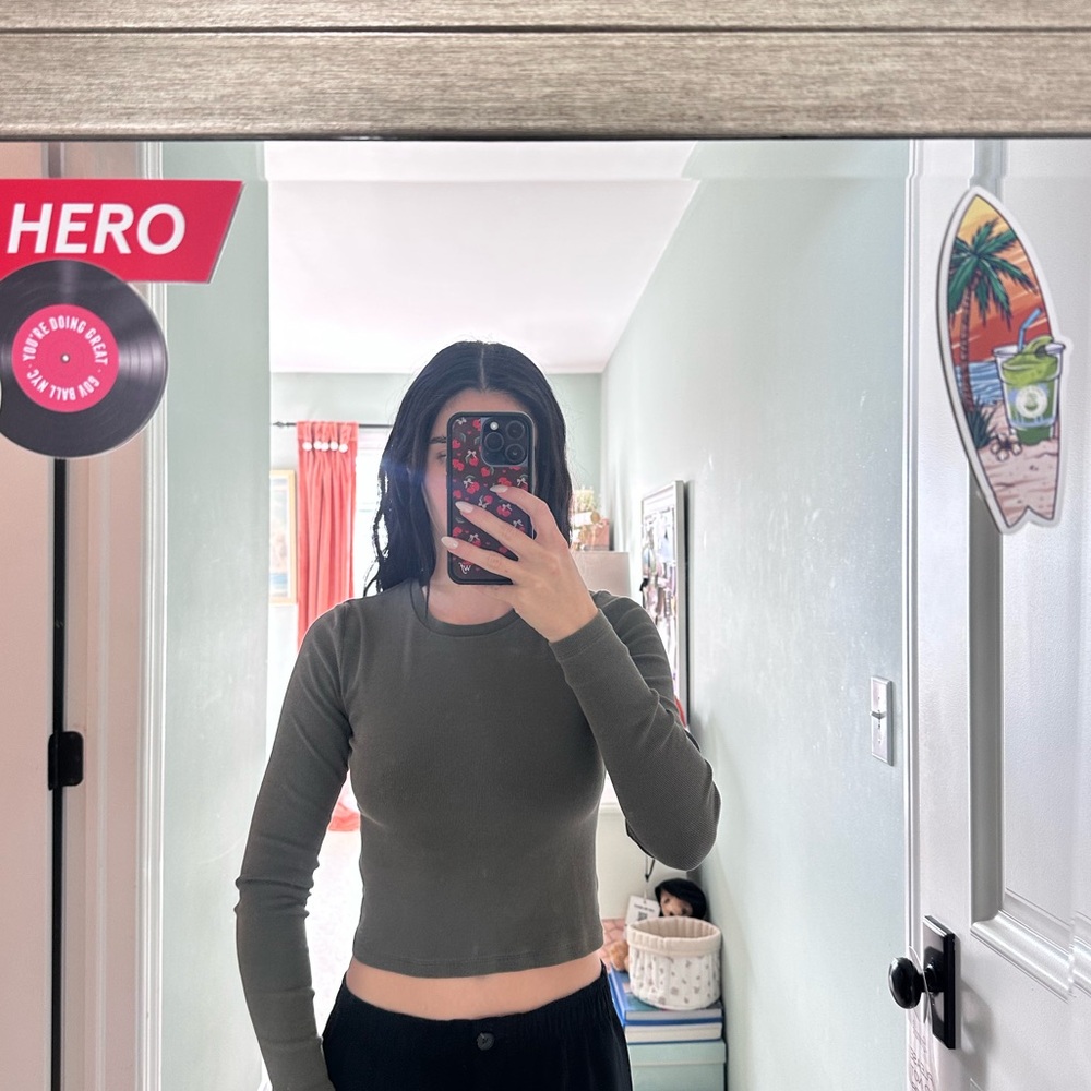 Aritzia Olive Green Long Sleeve Ribbed Crop Top - Picture 3 of 3